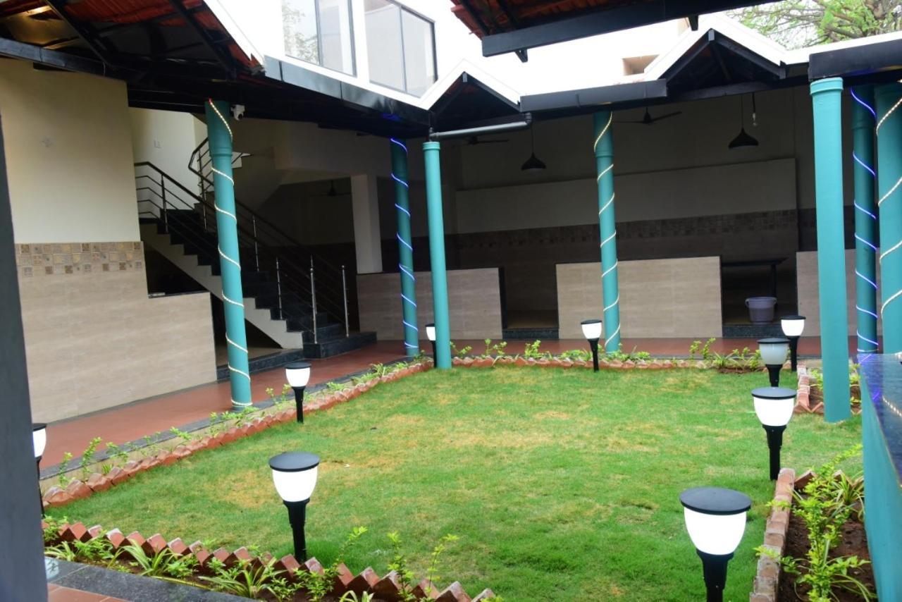 M G Residency Hotel Chikmagalūr Buitenkant foto