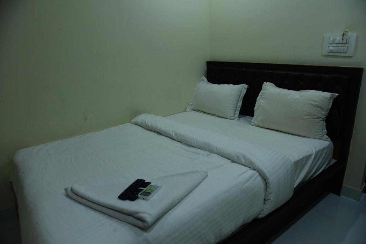 M G Residency Hotel Chikmagalūr Buitenkant foto