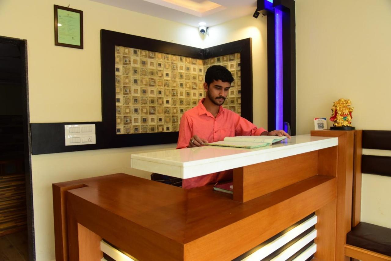 M G Residency Hotel Chikmagalūr Buitenkant foto